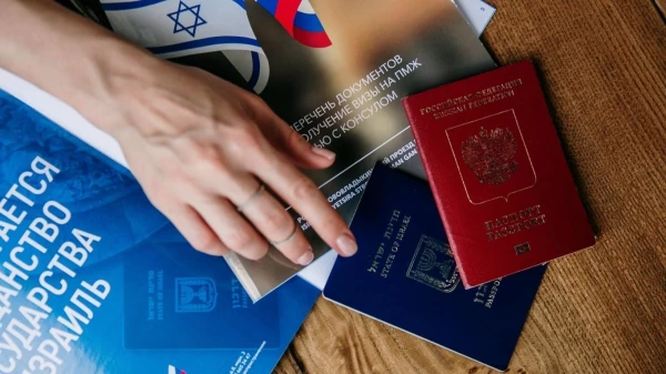 рука с документами на отказ от гражданства